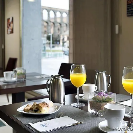 Готель Eurostars Plaza Acueducto 4*
